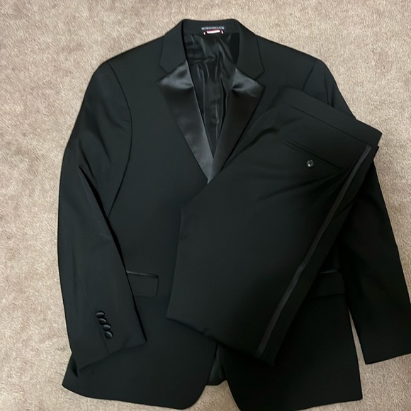 TOMMY HILFIGER Men’s Black Tuxedo! 42 Jacket and 34x32 Pants! Like new!! - Picture 1 of 7